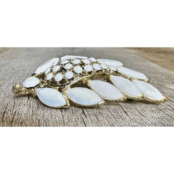 Rare Beautiful Vintage WEISS Milk Glass Brooch Pin Gold Tone Leaf Pattern - Picture 8 of 9